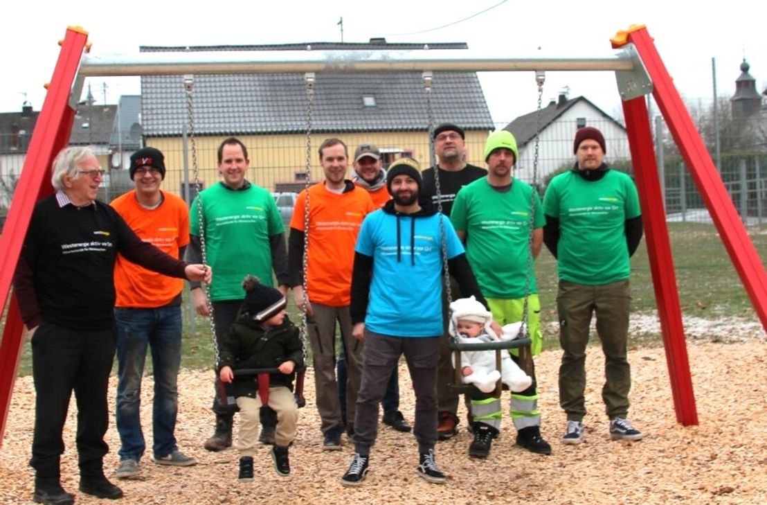 Das Helferteam präsentiert stolz die neuen Spielgeräte der Ortsgemeinde Niederöfflingen (v. l.): Ortsbürgermeister Hermann Clemens, Westnetz-Mitarbeiter Marcel Bäcker, Matthias Heck, Stefan Schmitt, Christian Page, Christoph Ott, Hans-Günter Ludwig, Bjoern Schiffels und Marcel Eis.