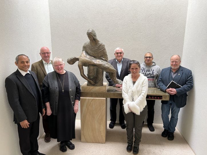 Sie versammelten sich an der Pietà der chilenischen Künstlerin María Fernández (v.li.): Generalsuperior Jaison Thazhathil, Geschäftsführer Norbert Arnold, Schwester Lidwina, Pater Rudolf Ammann, Sonja Plönnes, Tilj Puthenveettil und der stellvertretende Generalsuperior Manfred Lang.