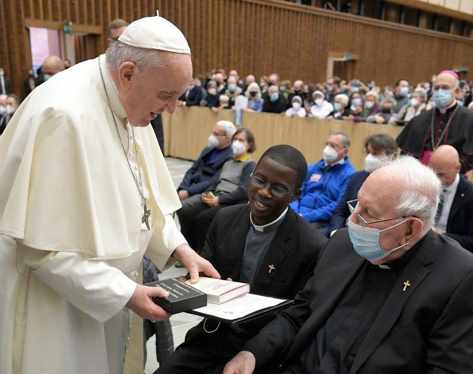Generalsuperior Karl-Heinz Haus überreicht im November 2021 die Gründungsinsignien an Papst Franziskus: Es sind das Gründungskreuz und die Regel der Communio.
