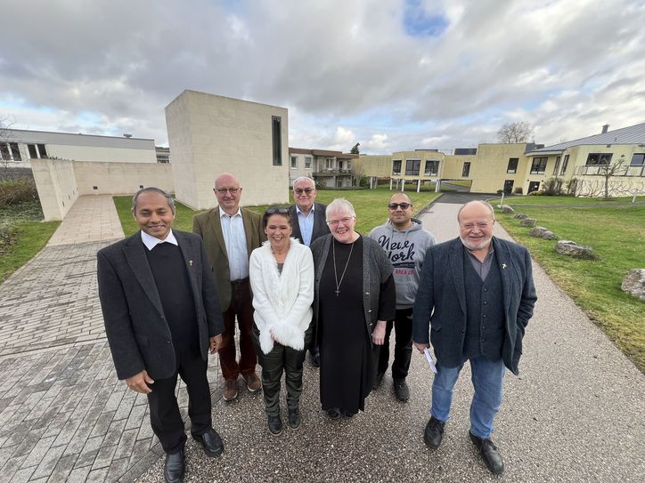 Bild vor der  Andachtskapelle,die vom bekannten Kölner Architekten Kaspar Krämer gestaltet wurd.