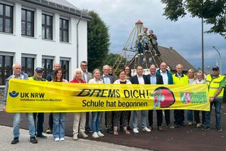 Die Kletterpyramide auf dem Lammersdorfer Schulhof haben Justus, Greta und Leonard bereits erobert. Dass sie wie viele andere Erstklässler Verkehrsanfänger sind und sich ab heute täglich auf den Schulweg machen, darauf weist die Verkehrswacht Monschau mit zahlreichen Unterstützern hin.