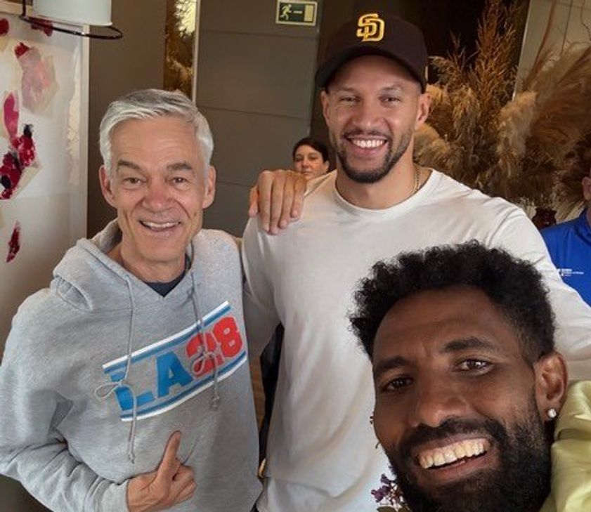 Selfie anlässlich der Startzusage: Amanal Petros mit Silvesterlauf-Renndirektor Berthold Mertes und einem gebürtigen Trierer als Zeugen: der frühere deutsche Jugendmeister Kevin Ugo (jetzt TV Wattenscheid) ist mit dem Marathonrekordler befreundet und begleitete Petros nach Valencia.