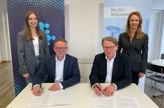 Landrat Stefan Metzdorf (links) und Markus Leineweber, Vorsitzender des Direktoriums des Brüderkrankenhauses, unterzeichnen die Kooperationsvereinbarung. Mit dabei sind Barbara Erschens (Landkreis, links) und Tanja Bormann (Brüderkrankenhaus), die die Stipendienprogramme betreuen.