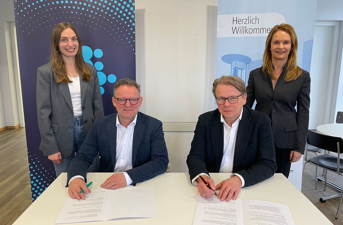 Landrat Stefan Metzdorf (links) und Markus Leineweber, Vorsitzender des Direktoriums des Brüderkrankenhauses, unterzeichnen die Kooperationsvereinbarung. Mit dabei sind Barbara Erschens (Landkreis, links) und Tanja Bormann (Brüderkrankenhaus), die die Stipendienprogramme betreuen.