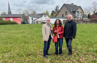 Dietmar Bothe, Ursula von Bülow und Karl Olfisch von der Initiative »Gemeinschaft leben in Roetgen«, die auf dem »Filetstück« zwischen Haupt-, Grepp- und Lammerskreuzstraße ein genossenschaftliches Wohnprojekt für Menschen schaffen will, die ihren Alltag eigenständig gestalten und zugleich in einer verlässlichen Gemeinschaft leben möchten.