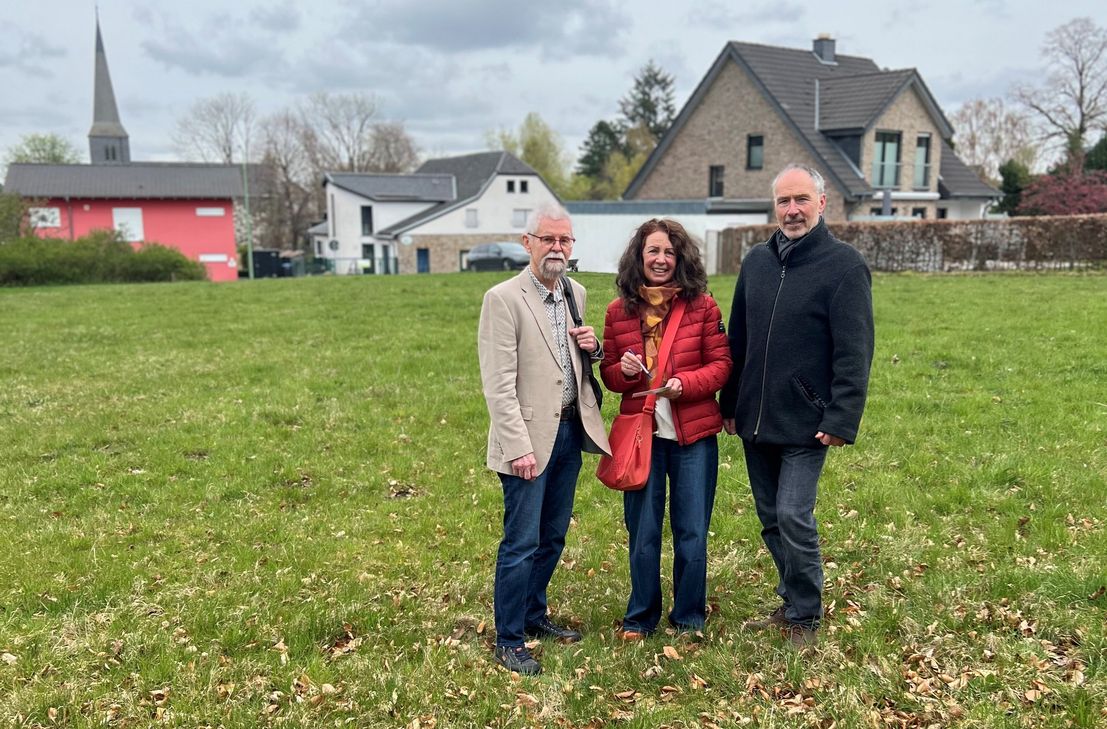 Dietmar Bothe, Ursula von Bülow und Karl Olfisch von der Initiative »Gemeinschaft leben in Roetgen«, die auf dem »Filetstück« zwischen Haupt-, Grepp- und Lammerskreuzstraße ein genossenschaftliches Wohnprojekt für Menschen schaffen will, die ihren Alltag eigenständig gestalten und zugleich in einer verlässlichen Gemeinschaft leben möchten.