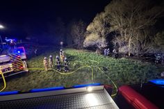 Das Feuer hatte bereits auf den Baumbestand übergegriffen - die Feuerwehr konnte ein weiteres Ausbreiten allerdings verhindern.