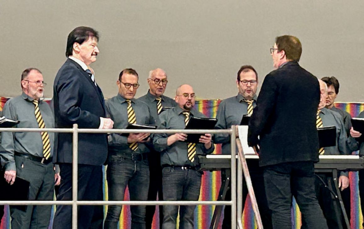 Mit Musik, Gesang und 150 Gästen feierte der Ortsbürgermeister von Lutzerath Günter Welter im Bürgerhaus seinen 75. Geburtstag.