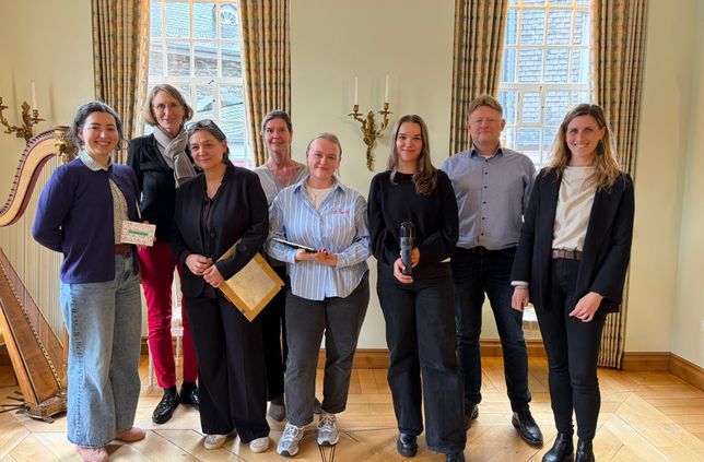 Prof. Dr. Anke Fissabre (3.v.l.) stellte das Projekt »Eine Zukunft für die Altstadt Monschau« mit ihrer Mitarbeiterin Inti Dohle (l.) vor. Studenten werden das Projekt unterstützen. Dr. Andrea Pufke (2.v.l.) und Dr. Anja Schmid-Engbrodt (4.v.l.) vom LVR freuen sich auf die Ergebnisse. Dr. Carmen Krämer und Björn Schmitz hoffen auf konkrete Handlungsempfehlungen für die Stadt.
