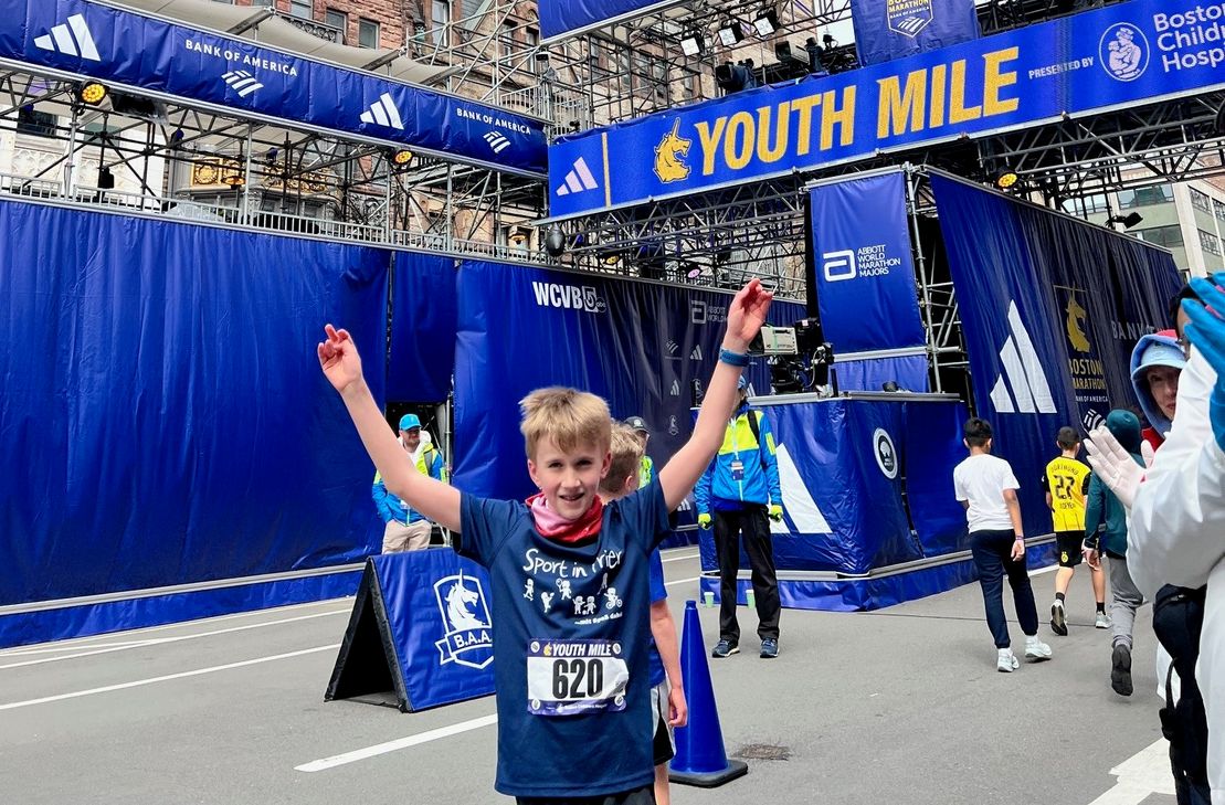 Sohn Georg hat das Marathon-Virus geerbt die Youth Mile 2026 in Boston bezwungen