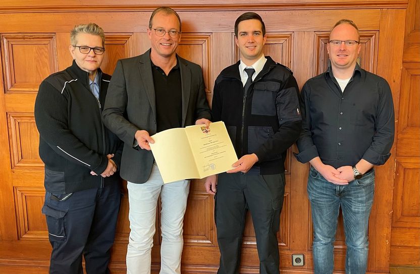 Matthias Wingender (2. v. r.) ist – im Beisein von Christopher Wittig (rechts) und Anett Weiß von der VG-Verwaltung Mendig – durch VG-Bürgermeister Jörg Lempertz (2. v. l.) offiziell zum Wehrführer der Freiwilligen Feuerwehr Volkesfeld ernannt worden.