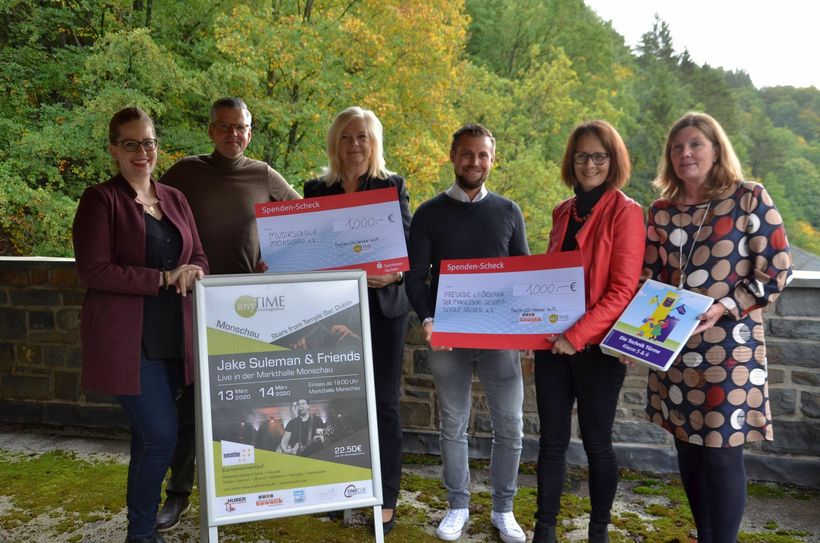 Organisatoren des irischen Abends in der Markthalle, Sponsoren und glückliche Spendenempfänger freuen sich auf die dritte Auflage von »Jake Suleman & Friends« am 13. und 14. März 2020 in Monschau. Foto: T. Förster