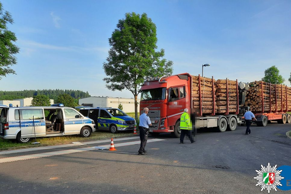 Die Polzei kontrollierte den Schwerlastverkehr im Bereich Blankenheim. Foto: Polizei