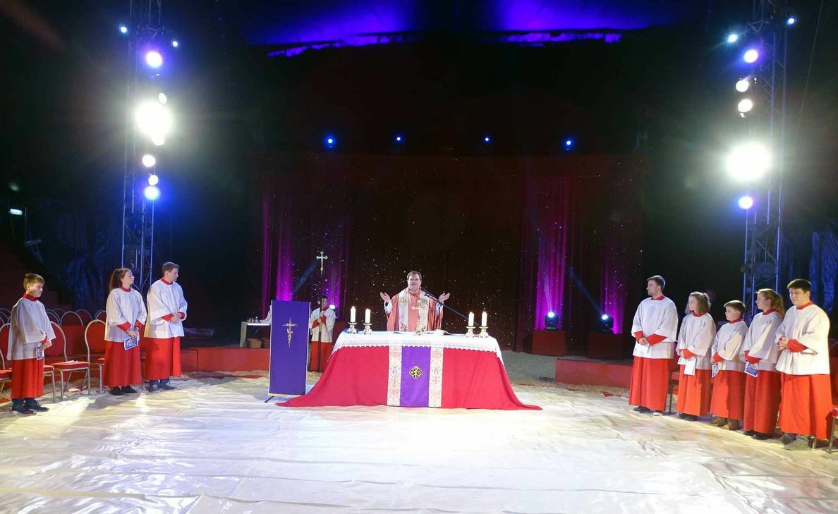 Pfarrer Sascha Ellinghaus eröffnet den Gottesdienst im neuen Zirkuszelt. Foto: Mohsmann