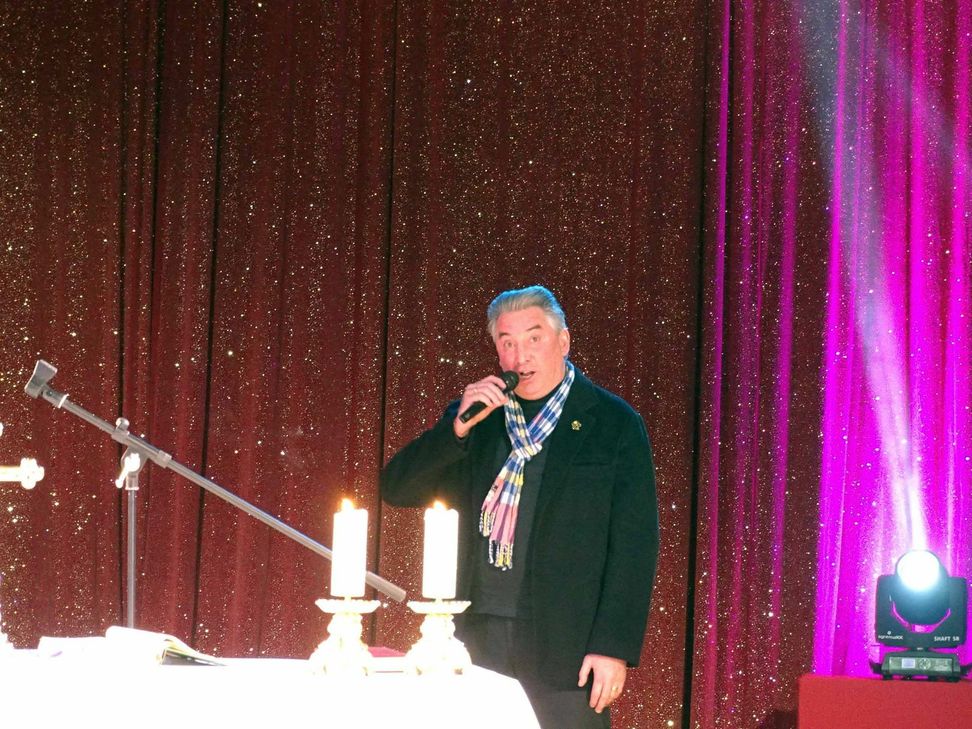 Startenor Thomas Kiessling singt "Halleluja". Foto: Mohsmann