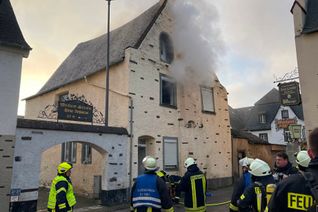 Das Feuer in dem älteren Wohnhaus konnte von den Feuerwehren schnell gelöscht werden.