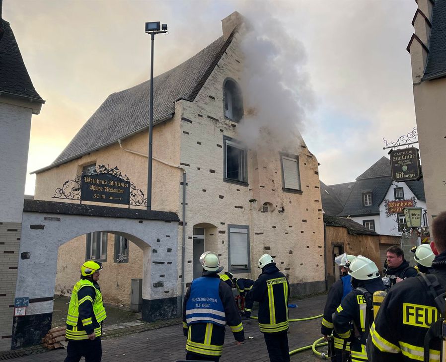Das Feuer in dem älteren Wohnhaus konnte von den Feuerwehren schnell gelöscht werden.