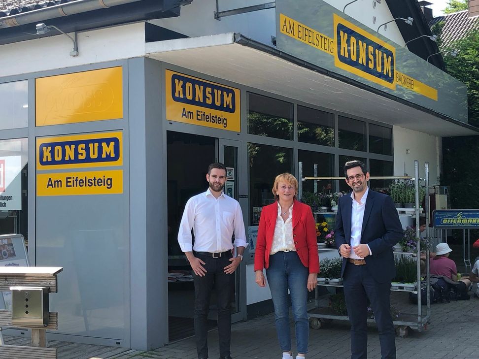 Patrick Spies und Minister Antonios Antoniadis (r.) im Austausch mit Mützenichs Ortsvorsteherin Jaqueline Huppertz, die sich nicht nur für den Konsum sehr engagiert. Foto: T. Förster