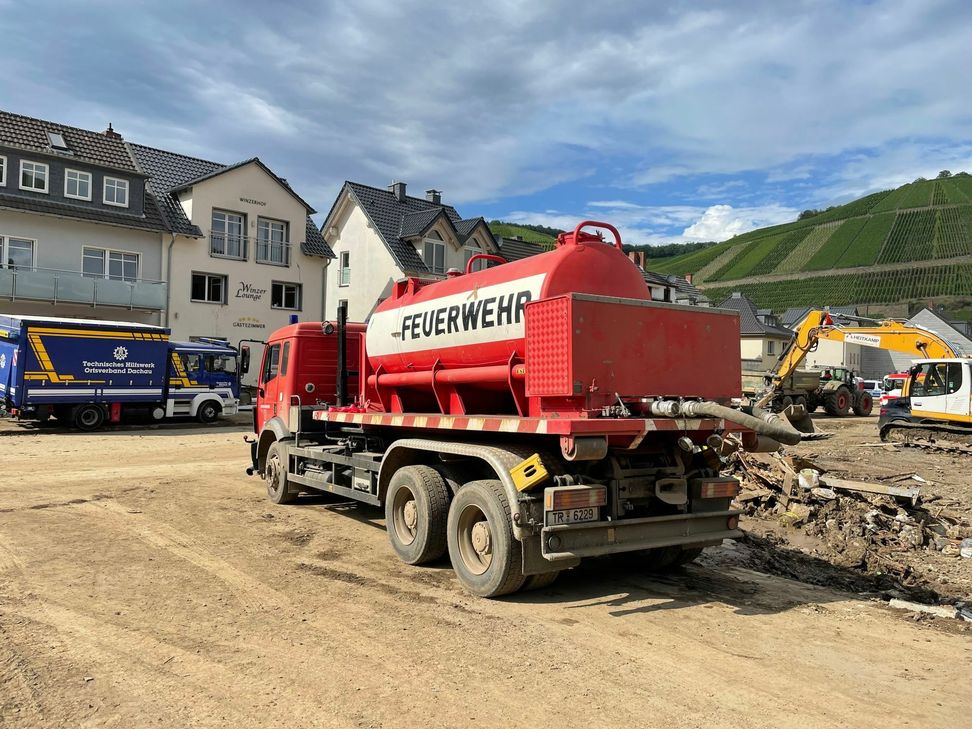 Die Fahrzeuge aus Trier werden im Kreis Ahrweiler unter anderem zum Transport von Trink- und Brauchwasser eingesetzt. Foto: Feuerwehr Trier