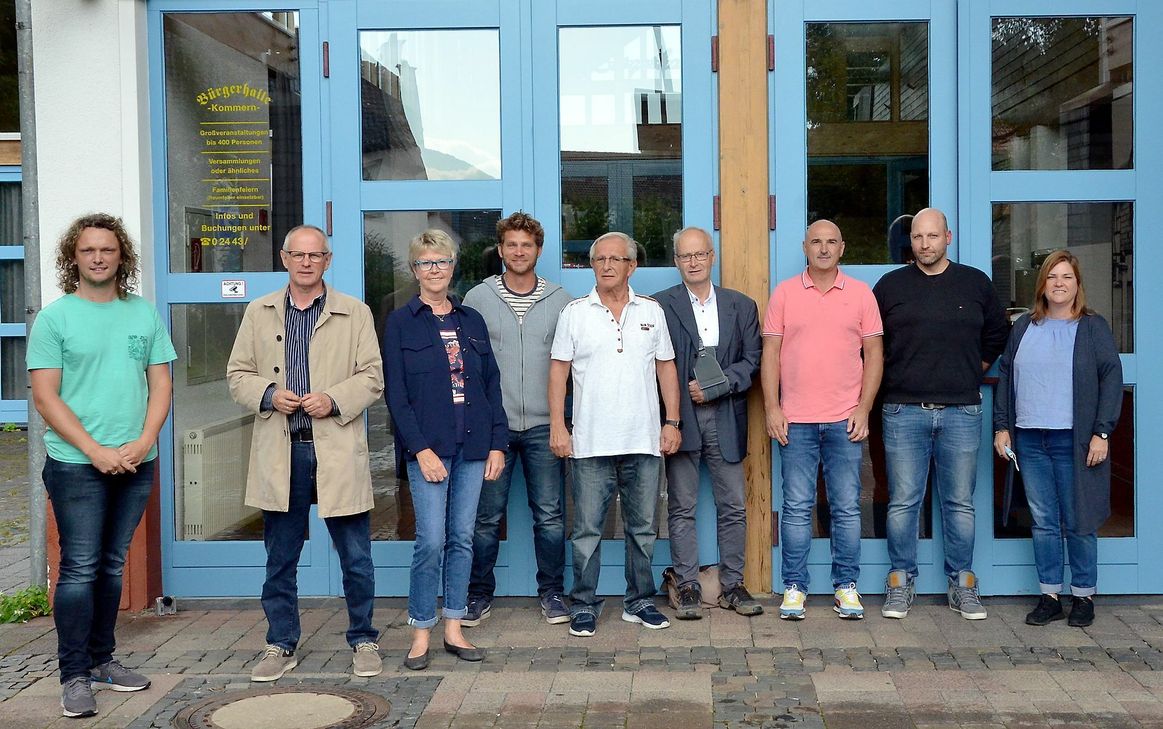 Wollen mit einem Benefizkonzert am Sonntag, 8. August, auf dem Kommerner Arenbergplatz Spenden für Mechernicher Hochwasseropfer sammeln (v. l.): Björn Schäfer, Ralf Claßen, Maria Jentgen, Uwe Reetz, Rolf Jaeck, Bürgermeister Dr. Hans-Peter Schick, Wilfried Oberauner, Marco Knips und Nicole Reipen. Foto: Henri Grüger/pp/Agentur ProfiPress