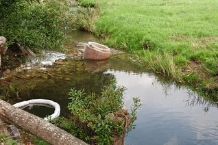Die Feuerwehr errichtete auf dem Ahbach eine Ölsperre. Foto: Presse Feuerwehr VG Gerolstein