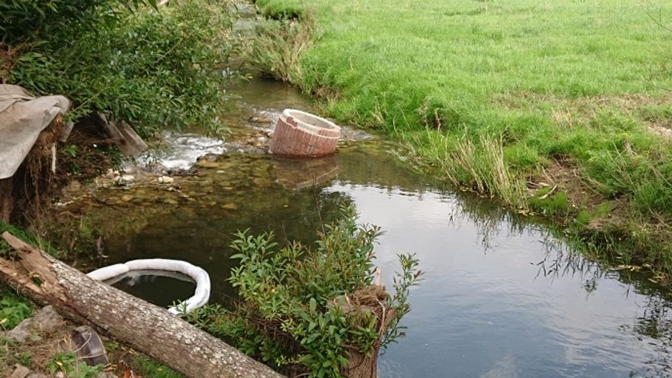 Die Feuerwehr errichtete auf dem Ahbach eine Ölsperre. Foto: Presse Feuerwehr VG Gerolstein