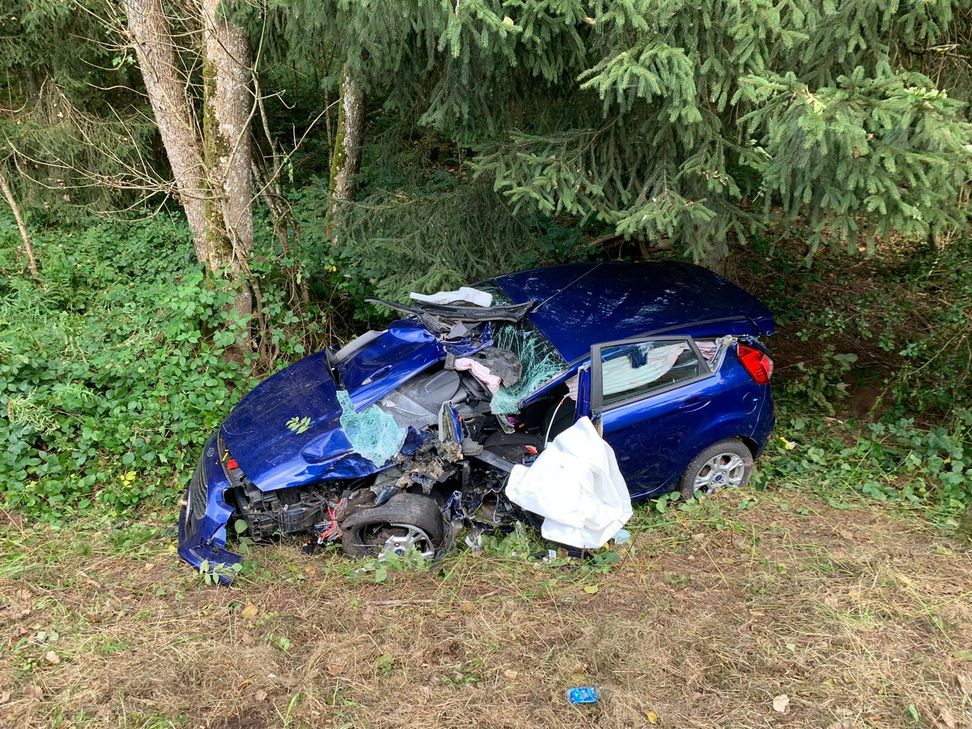 Die Fahrerin des Ford Fiesta wurde lebensgefährlich verletzt. Foto: Polizei