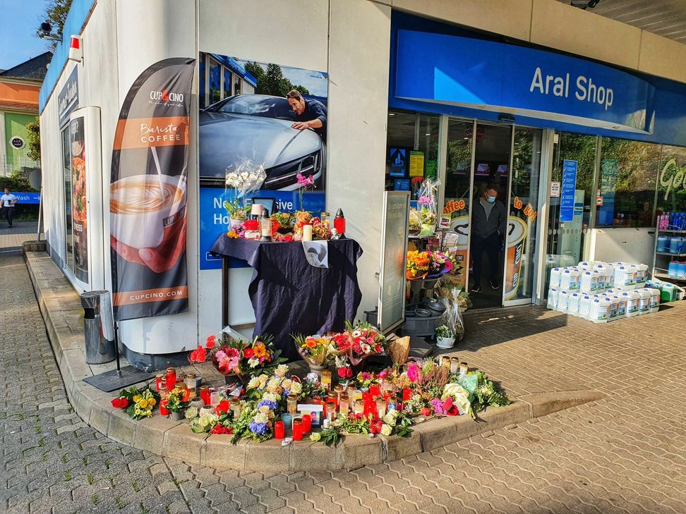 Blumen und Stofftiere beim Tatort an der Aral-Tankstelle.
