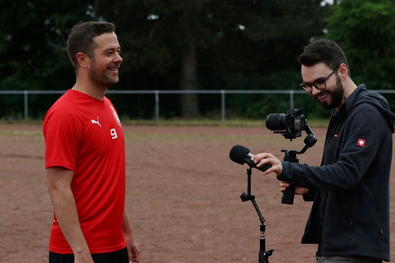 Für das neue Video der Reihe „WirInMechernich“ richtete sich die Kamera auf die Vereine. Hier: Lukas Lebert (TuS Mechernich) im Interview mit Filmemacher Daniel Willems. Foto: Rocco Bartsch/pp/Agentur ProfiPress