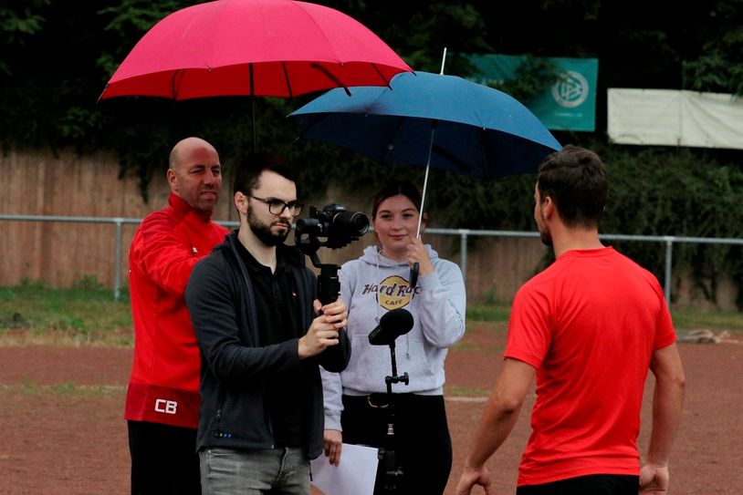 Bei Wind und Wetter im Einsatz: Auch Tobias Hoss erzählte vom Vereinsleben, dabei musste das Kamera-Equipment vor Regen geschützt werden. Foto: Rocco Bartsch/pp/Agentur ProfiPress