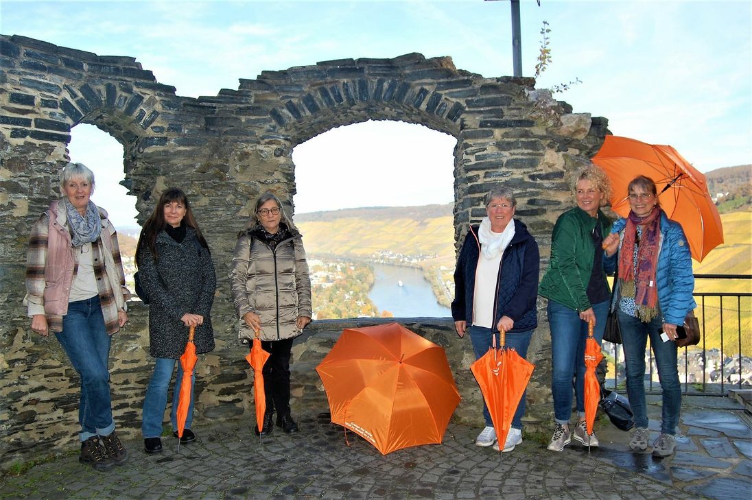 Planungstreffen hoch über der Mosel: die Gleichstellungsbeauftragten im Landkreis: Monika Hochscheid, (Stadt Wittlich) Simone Krämer, Ursula Wollscheid (beide VG Wittlich-Land), Rita Busch (VG Bernkastel-Kues), Jutta Merrem (Landfrauenverband) und Gabriele Kretz. Foto: Theresia Zilz
