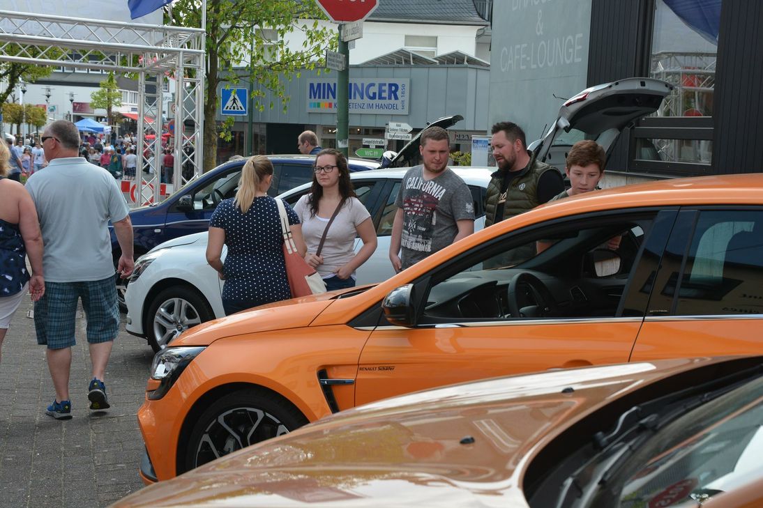 Zahlreiche Autohäuser präsentierten sich während des verkaufsoffenen Sonntags. Foto: Gassen