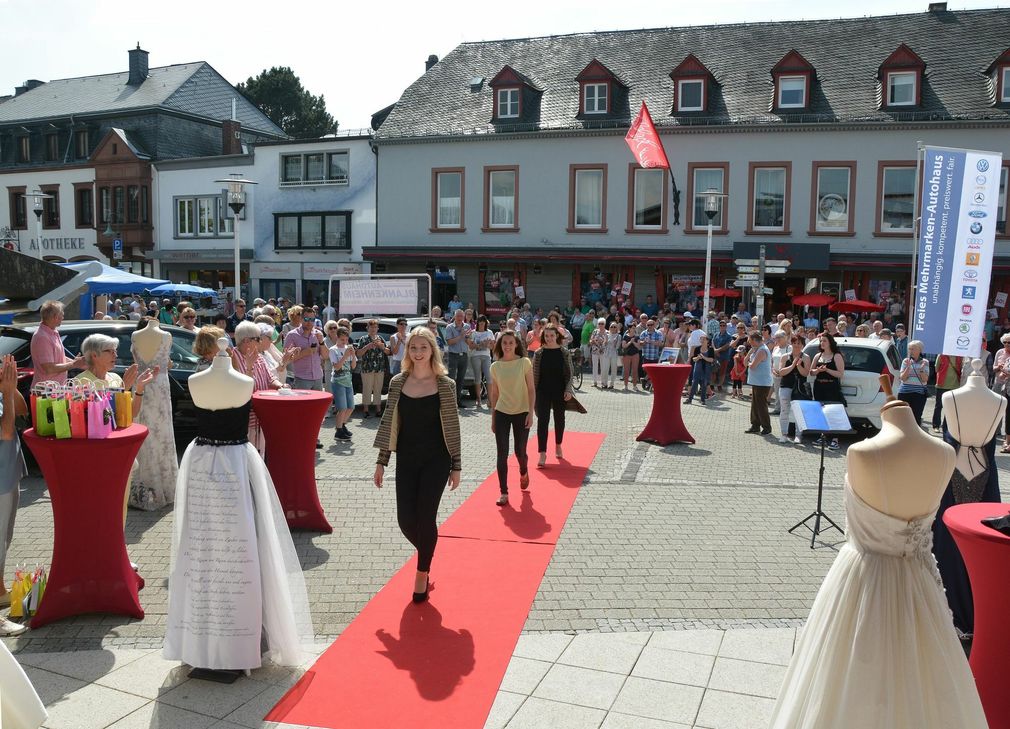 Bei einer Modenschau konnten die Besucher Modelle der Designerin Angelika Hirschler bewundern. Foto: Gassen