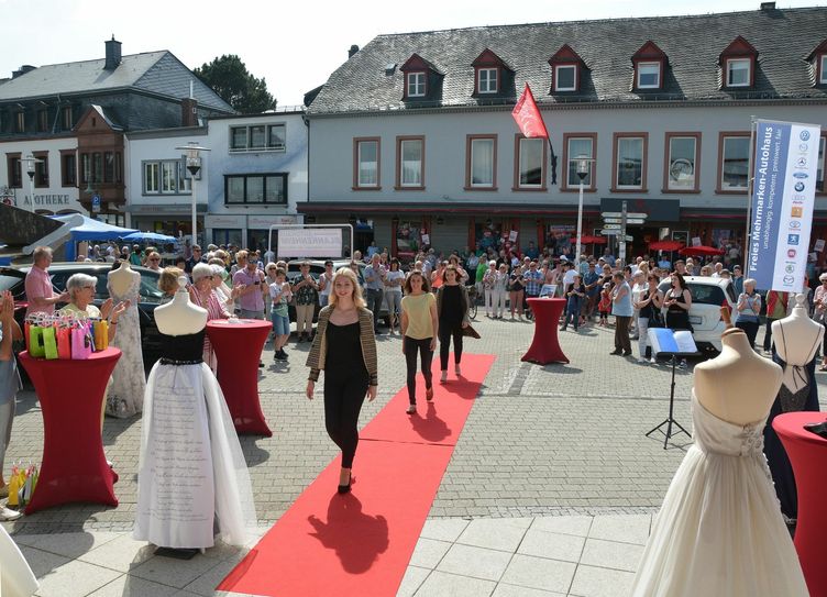 Bei einer Modenschau konnten die Besucher Modelle der Designerin Angelika Hirschler bewundern. Foto: Gassen