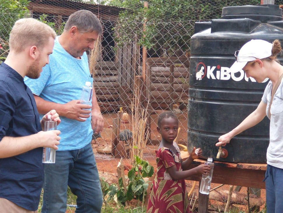 Dank des Fördervereins Bruder Theo Call um Martin Krings und junger Rotarier haben die Kleinen in Kabanga endlich Zugang zu sauberem Trinkwasser.