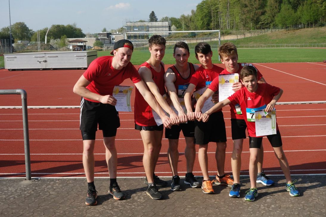 Langstaffeln der  LG (v.l.n.r.): Nico Kappes (PSV), Felix Moll (PSV), Peter Ehlen (SFG), Jean Paul Cosse (PSV), Simon Quint (WTV) und Florian Glesius (SFG).Foto: Verein