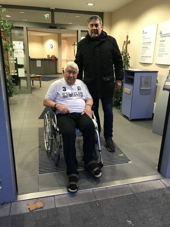Martin Krings berichtet Bruder Theo Call beim Besuch in Trier vom Stand der Projekte in Tansania.