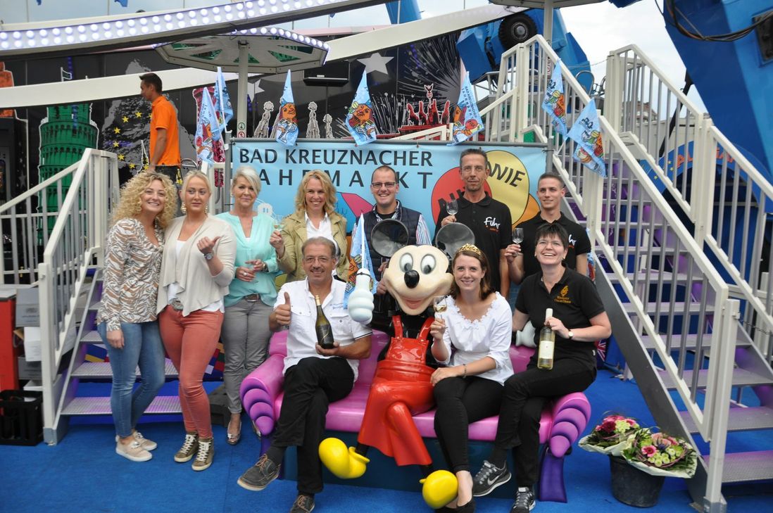 Eine Mannschaft für die Naheweinprobe: Riesenrad-Chefin Claudia Kipp (3.v.l.), Oberbürgermeisterin Dr. Heike Kaster-Meurer (4.v.l.), Winzer Steffen Meinhard (3.v.r.) sowie Stefan Köhler und Fabian Roos (beide Partyservice Fuhr). Vorne: Winzer Philipp Dom, Naheweinprinzessin Franziska Finkenauer und Winzerin Brigitte Desoi.