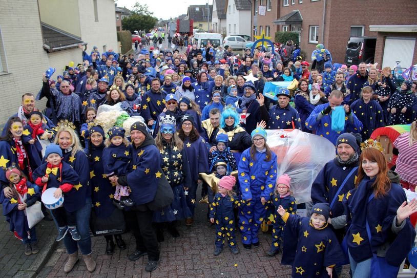 Für das Gruppenbild braucht es Platz und eine Leiter: 190 Teilnehmer der DRK-Kitas in Weilerswist gingen beim Karnevalszug mit. Foto: Thomas Schmitz/pp/Agentur ProfiPress