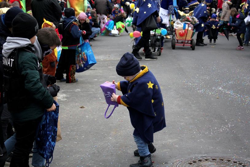 Nachladen erforderlich: Die Kita-Pänz verteilten Kamelle, bis sie nix mehr hatten. Foto: Thomas Schmitz/pp/Agentur ProfiPress