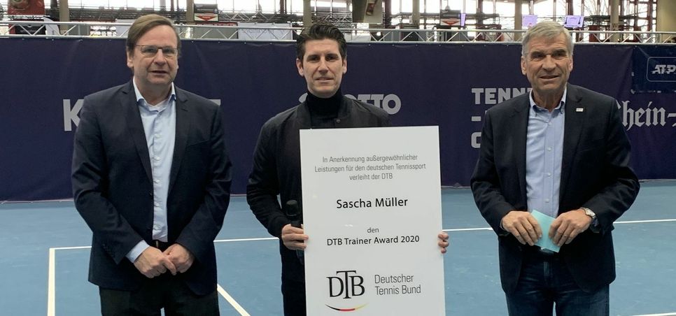 Der DTB-Trainer-Award wurde Sascha Müller von DTB-Präsident Ulrich Klaus (rechts) und DTB-Vizepräsident Hans-Wolfgang Kende überreicht.