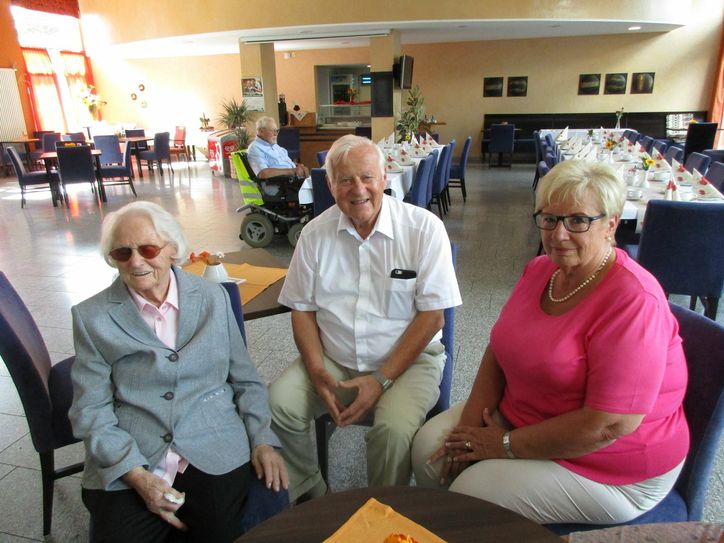 Aus Belgien zu Mutter Käthe Rahne in die Nordeifel - Für Sohn Peter und Ehefrau Maria seit vielen Jahren eine selbstverständliche Reise. Foto: Manfred Schmitz