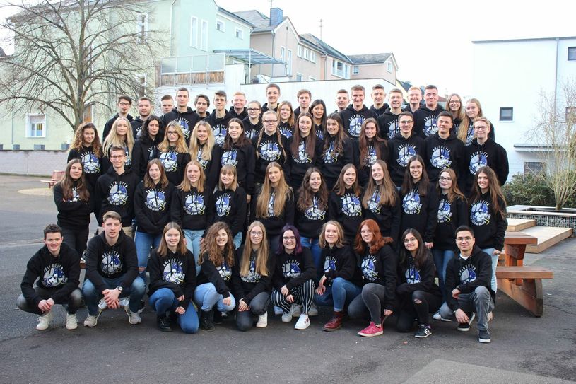 Getreu dem Abi-Motto, können 58 Kant-Abiturienten ab jetzt nach den Sternen greifen. Das Foto der Bopparder Abiturienten wurde aufgenommen vor Corona-Pandemie und Kontaktverbot. (Foto: Kant Gymnasium)