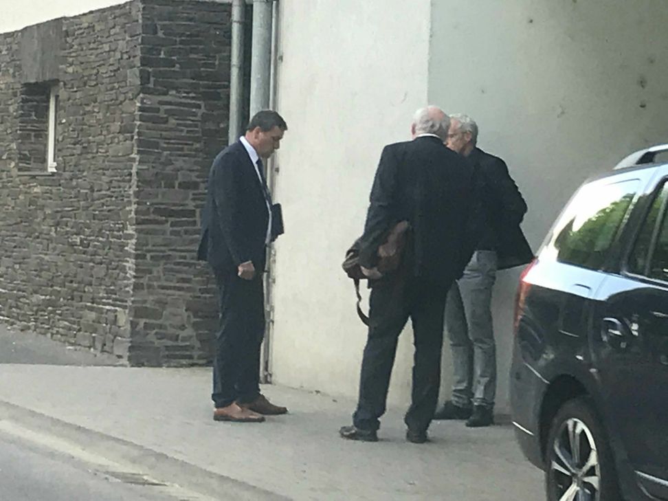 Drei der Teilnehmer des Geheimtreffens letzte Woche in Cochem verlassen die Kreisverwaltung: Manfred Sunderhaus (links), Chef der Katharina Kasper Holding, Bürgermeister Karl-Heinz Simon und sein Büroleiter Andreas Schorn. Zuvor haben sie über eine Fusion beider Krankenhäuser oder einen Einstieg des Kreises und der Verbandsgemeinden Zell und Cochem gesprochen. Foto: Zender