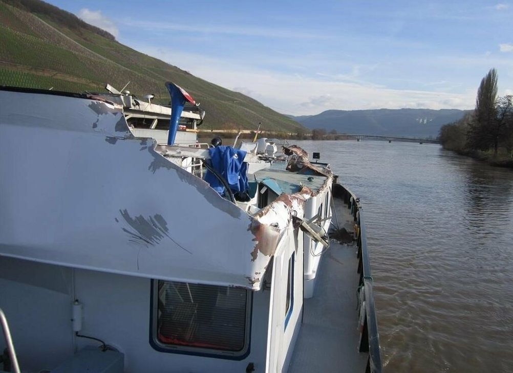 Schiffsunfall: Brückenanfahrung durch Tankschiff