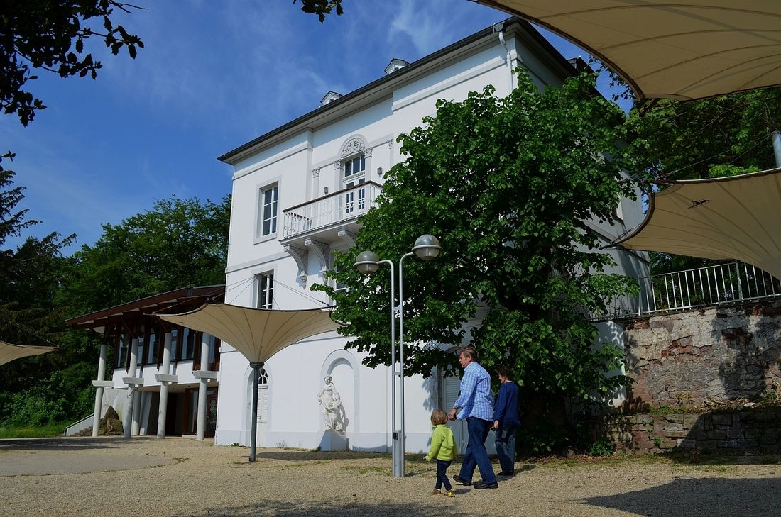 Dezernent Andreas Ludwig (2. v. r.) freut sich, dass das Immobilienunternehmen Ifa das Weisshaus im nächsten Jahr wiedereröffnen wird. Dafür Sorge tragen Patrick Anell, Daniela Schäfer-Anell, Wolfgang Schäfer und Hans-Jürgen Lichter (v. l.). Foto: Stadt Trier