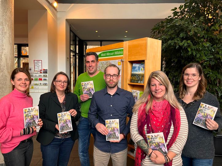 Sind stolz, mit dem Freizeitführer 2023 einen Ratgeber für Einheimische und Touristen präsentieren zu können (v.l.): Katrin Möllers (Weiss-Verlag), Cornelia Freuen (Monschauer Land Touristik e.V.), Patrick Schmidder (Geschäftsführer Nordeifel Tourismus GmbH), Dennis Winands (Rureifel-Tourismus e.V.) sowie Daniela Garbotz und Anja Breuer (beide Weiss-Verlag).