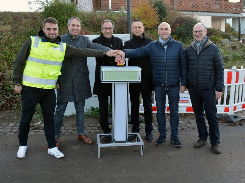 Gemeinsam mit Vertretern aus der Lokalpolitik und vom Energieunternehmen Innogy nahm Gregor Eibes, Landrat des Kreises Bernkastel-Wittlich (3.v.l.) das schnelle Internet in der Ortsgemeinde Gornhausen in Betrieb.  Foto: Westnetz GmbH/ Innogy SE