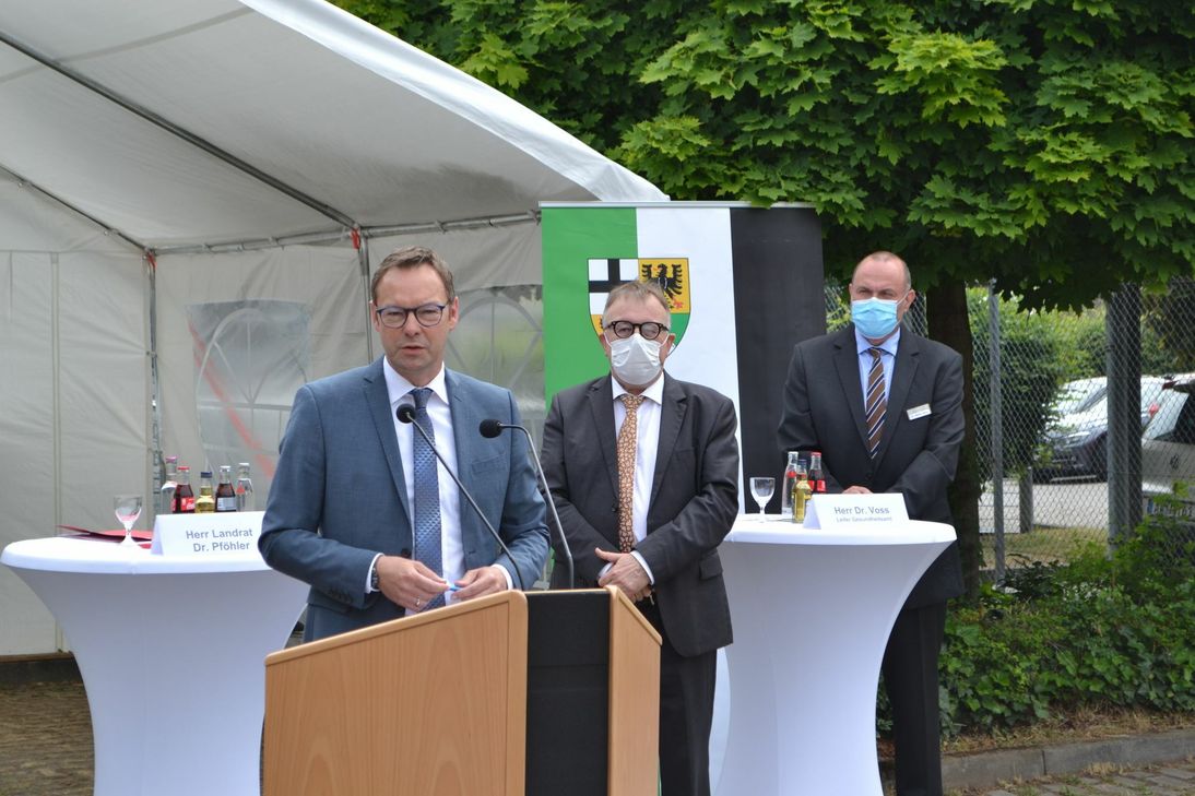 Dr. Alexander Wilhelm (l.) informierte sich bei Landrat Dr. Jürgen Pföhler (M.) und Gesundheitsamtschef Dr. Stefan Voss. Foto: Mager