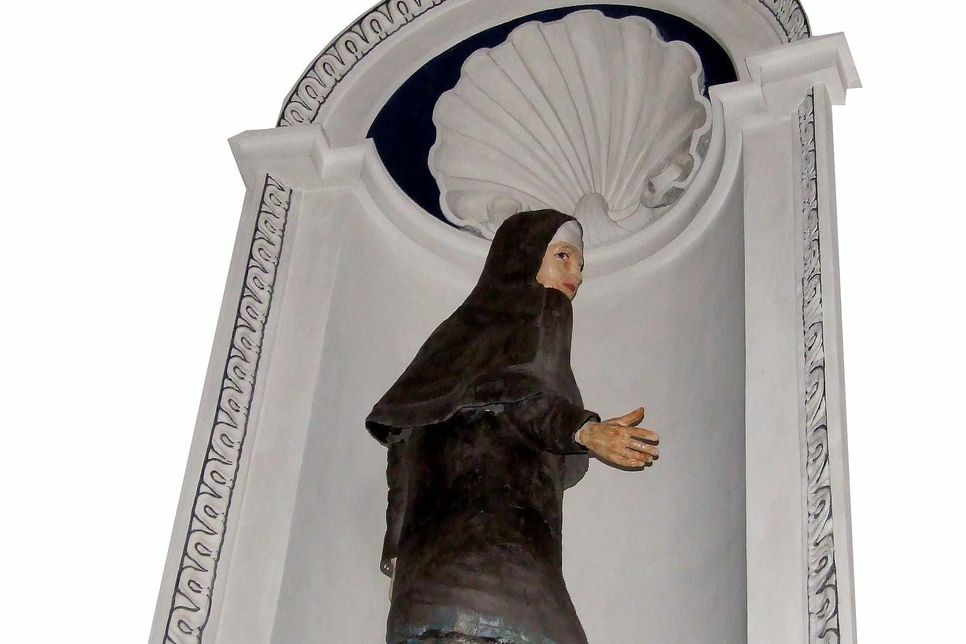 Blandine Merten im Trierer Dom. Die Figur der Seligen im Westchor stammt von der Künstlerin Silke Rehberg. Foto: Roth